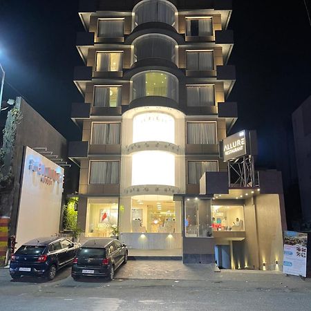 De Glance Hotel Surat Exterior foto